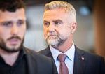 Dvaja poslanci Smeru ukazali preco by ste mali lutovat Roberta Fica