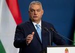 Aktivisti v Prahe obili plot madarskeho velvyslanectva cervenou farbou