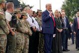 Donald Trump vo Washingtone navstivil policajtov no nesiel s nimi do ulic