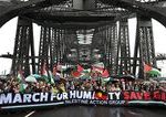 Masivny protest v Sydney Tisice ludi pochodovali aby podporili Palestincanov