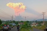 Sopka v Indonezii chrli popol uradnici vyhlasili pohotovost