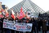 Louvre opat otvara brany zamestnanci hrozia strajkom