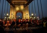 Ruky prec od deti V Budapesti protestuju tisicky ludi proti zneuzivaniu deti a Orbanovej vlade