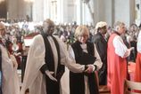 Sarah Mullallyova sa stala prvou zenou na cele anglikanskej cirkvi v Canterburi