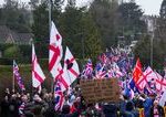 Stovky ludi protestovali v Crowboroughu proti ubytovaniu migrantov v byvalych vojenskych kasarnach