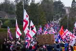Stovky ludi protestovali v Crowboroughu proti ubytovaniu migrantov v byvalych vojenskych kasarnach