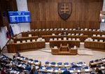 Napatie v parlamente narasta Nezaradeny poslanci sa mnozia niektore kluby bojuju o prezitie