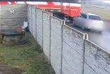 Policajti predviedli ako vlak narazil do auta na zelezcnom priecest