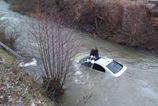V Cesku zachranovali vodica ktory sa ocitol s autom v rieke