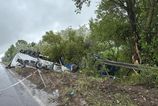 Na dialnicnom moste pri Hlohovci havaroval kamion hasicisi vyslobodili vodica