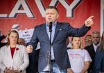 Ostrelovaci volici navodeni autobusmi a rady o bozkavani Robert Fico na oslavach odkazal ze vyhra volby aj keby ich slak trafil