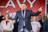 Ostrelovaci volici navodeni autobusmi a rady o bozkavani Robert Fico na oslavach odkazal ze vyhra volby aj keby ich slak trafil