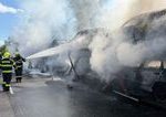 Pozar na dialnici D2 pri Zahori Plamene sa zmocnili kamionu s osmimi osobnymi autami a nedalekeho lesa