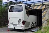 Autobus s turistami v Cesku uviazol pod mostom