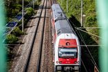 Kolajnice pod tlakom horucav Zeleznice preventivne spomaljuju vlaky cestujuci musia pocitat s meskanim