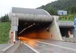 Tunel Branisko bol uplne uzavrety z dovodu zrazky kamiona s osobnym automobilom