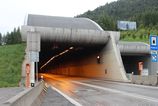 Tunel Branisko bol uplne uzavrety z dovodu zrazky kamiona s osobnym automobilom