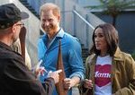 Napatie okolo Harryho navratu do Britanie Rozhodnutie o ochrane zastavilo Meghan aj deti na londynskej ceste