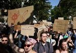 V Kyjeve sa opat zacali kartonove protesty Ludom sa nepaci odvolanie popularneho ministra obrany
