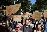 V Kyjeve sa opat zacali kartonove protesty Ludom sa nepaci odvolanie popularneho ministra obrany