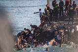 Europzky ostrov v Afrike prekrocili tisicky migrantov Viaceri zahynuli Spanielsko posiela specilne jednotky