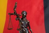 Nemecky sud odsudil na dozivocie 25 rocneho Afganca ktery minuly rok autom narazil do davu ludi v Mnichove