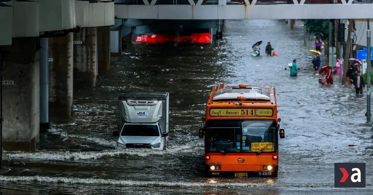 Bangkok vyhlásil stav núdze v 50 obvodoch, záplavy dosahujú po pás
