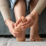 Bolesti chrbta či kolien? Na vine môžu byť zanedbané chodidlá, radí test
