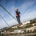Bratislavská dávka adrenalínu: Estónsky majster sveta útočí na nový rekord na slackline