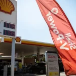 Česko znižuje daň z nafty na minimum a stropuje marže na pumpách