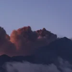 Etna opäť komplikuje dopravu. Letisko v Catanii zostáva zatvorené
