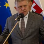 Fico opäť všetkých „odrovnal“. Rysuje sa jediná persóna, ktorá „odrovná“ jeho