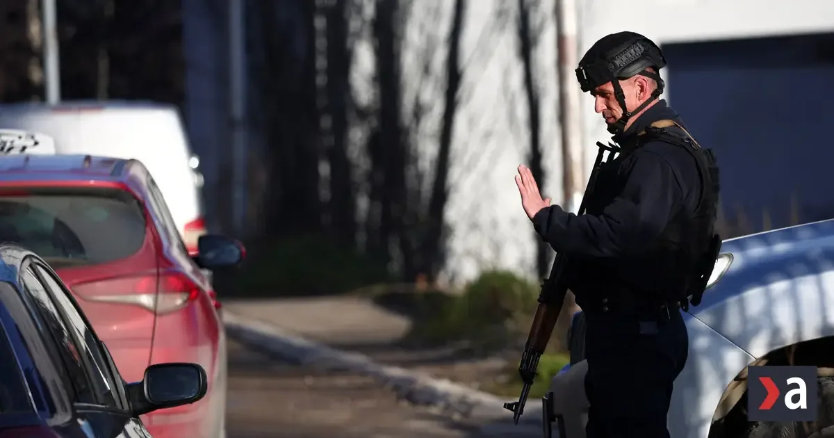 Kosovská polícia zadržala deväť Srbov za vojnové zločiny