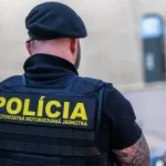 Mladík v Rožňave sa s latou v ruke vyhrážal matke zabitím, polícia ho zadržala