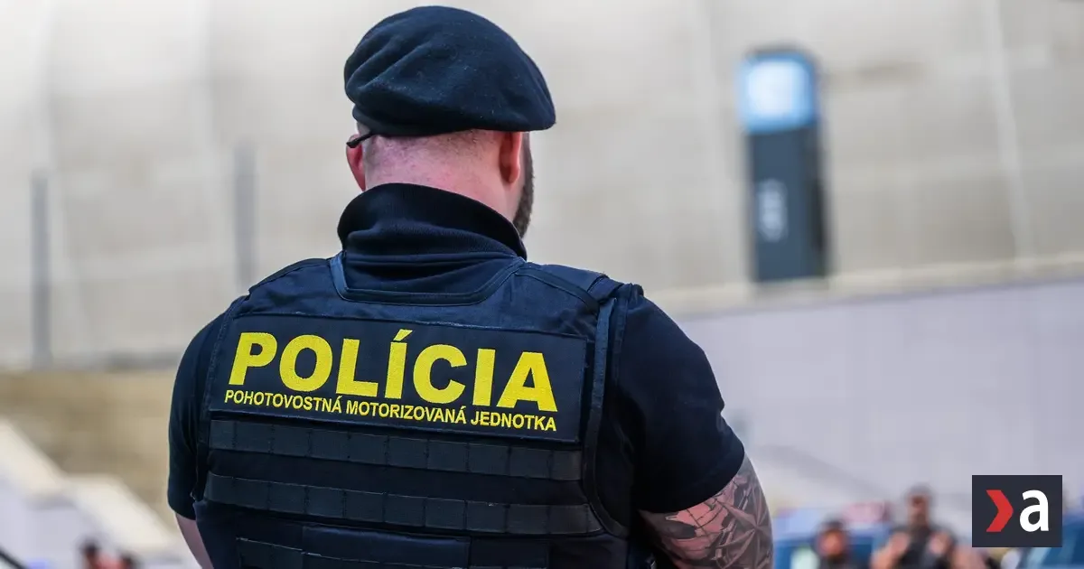 Mladík v Rožňave sa s latou v ruke vyhrážal matke zabitím, polícia ho zadržala