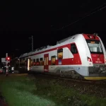 Muža zachytil osobný vlak na priecestí v Svrčinovci, zomrel na mieste