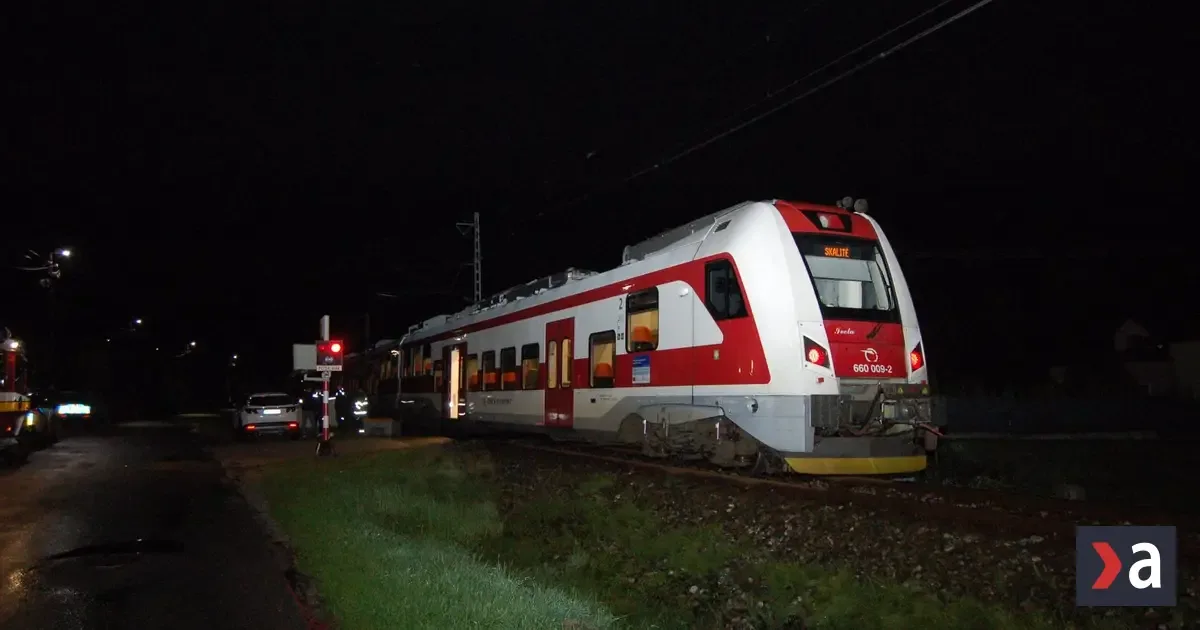 Muža zachytil osobný vlak na priecestí v Svrčinovci, zomrel na mieste