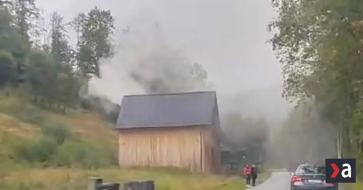Na Kysuciach horí chata pri lyžiarskom stredisku. Hasiči zasahujú, premávka je obmedzená