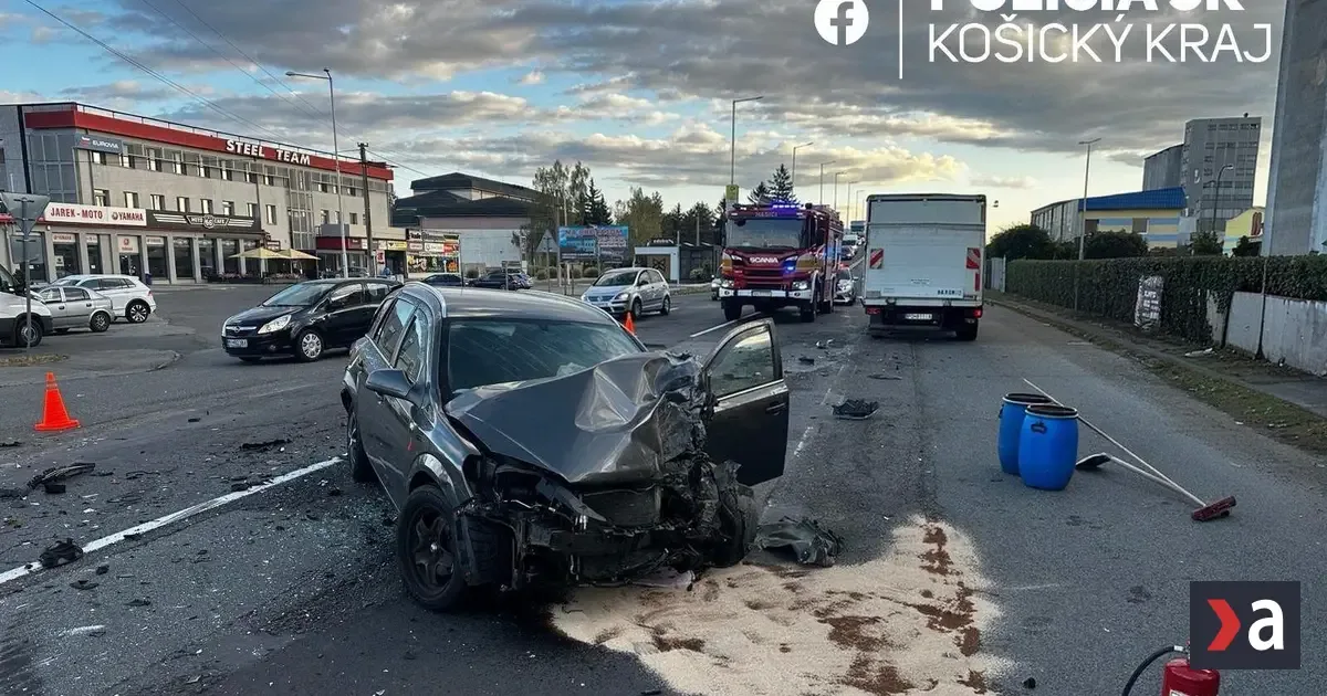 Nehoda komplikuje cestu na východ: zrazili sa tri autá, polícia odporúča obchádzku