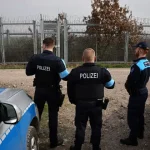 Neznámy útočník strieľal pred strednou školou v Turecku, hlásia zranených