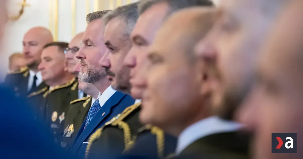 Pellegrini vymenoval a povýšil 11 generálov armády