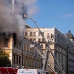 Po ruskom dronovom útoku zachvátili Kyjev plamene a dym v budove akadémie vied