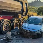 Po zrážke áut a kamióna úplne uzavreli cestu pri obci Slanec