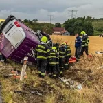 Po zrážke uzavretá cesta v okrese Košice-okolie, zasahuje vrtuľník