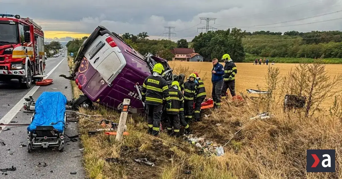 Po zrážke uzavretá cesta v okrese Košice-okolie, zasahuje vrtuľník