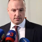 Poradca premiéra Davida Lindtnera má začiatkom novembra predstúpiť pred odvolací súd