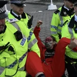 Protest pred konferenciou labouristov: zatýkanie po zásahu polície