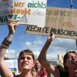 Protesty proti AfD: žiadajú úplný zákaz po volebnom triumfe