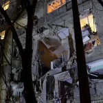 Ruská bomba zasiahla obytný dom v meste Sumy, záchranári pátrajú po uviaznutých