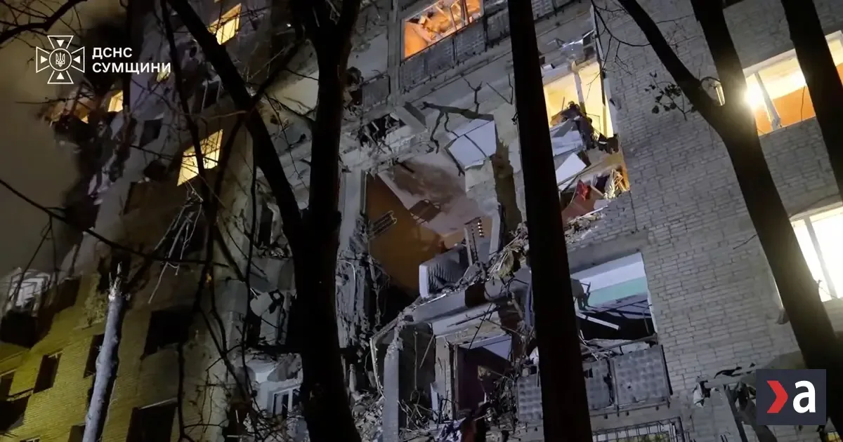 Ruská bomba zasiahla obytný dom v meste Sumy, záchranári pátrajú po uviaznutých
